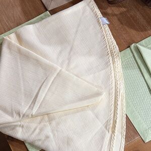 Food Network Cream Ribbed Table Overlay